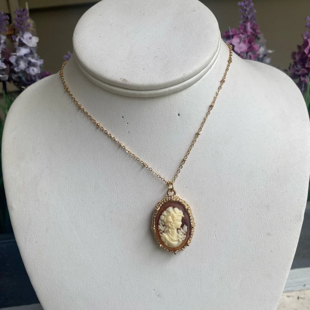 Elegant Gold Cameo Pendant Necklace - Picture 8 of 9